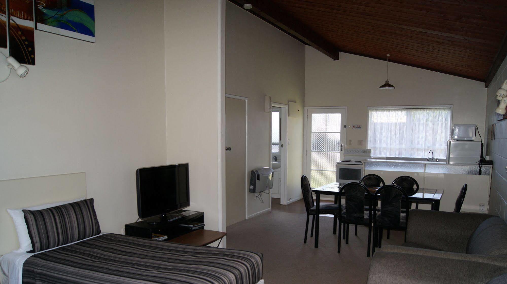 Tourist Court Motel Whakatane Buitenkant foto
