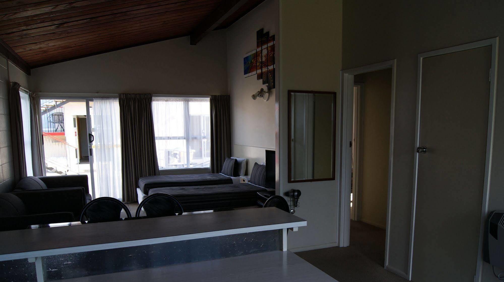 Tourist Court Motel Whakatane Buitenkant foto